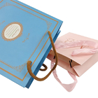 Witte kraftpapier Winkelen Kleding Cosmetische Parfum Gift Bag Luxe Handle Custom Logo Printed Paper Bag voor kleding