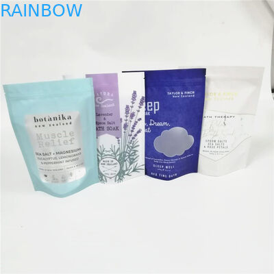 Het lichaam schrobt tribune op aluminiumfoliezak met ritssluiting voor roze essentionzout