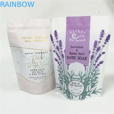 Het lichaam schrobt tribune op aluminiumfoliezak met ritssluiting voor roze essentionzout