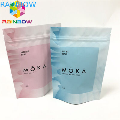 Het lichaam schrobt tribune op ritssluitingszak de opnieuw te gebruiken verpakkende zak met scheur aangepaste zakken inkerft