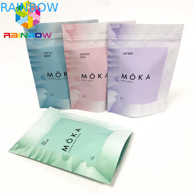 Het lichaam schrobt tribune op ritssluitingszak de opnieuw te gebruiken verpakkende zak met scheur aangepaste zakken inkerft