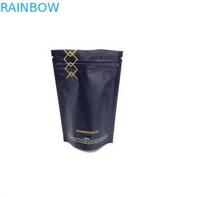 In het groot koffie die doypack met de ritssluitingszakken van de klepdouane verpakken