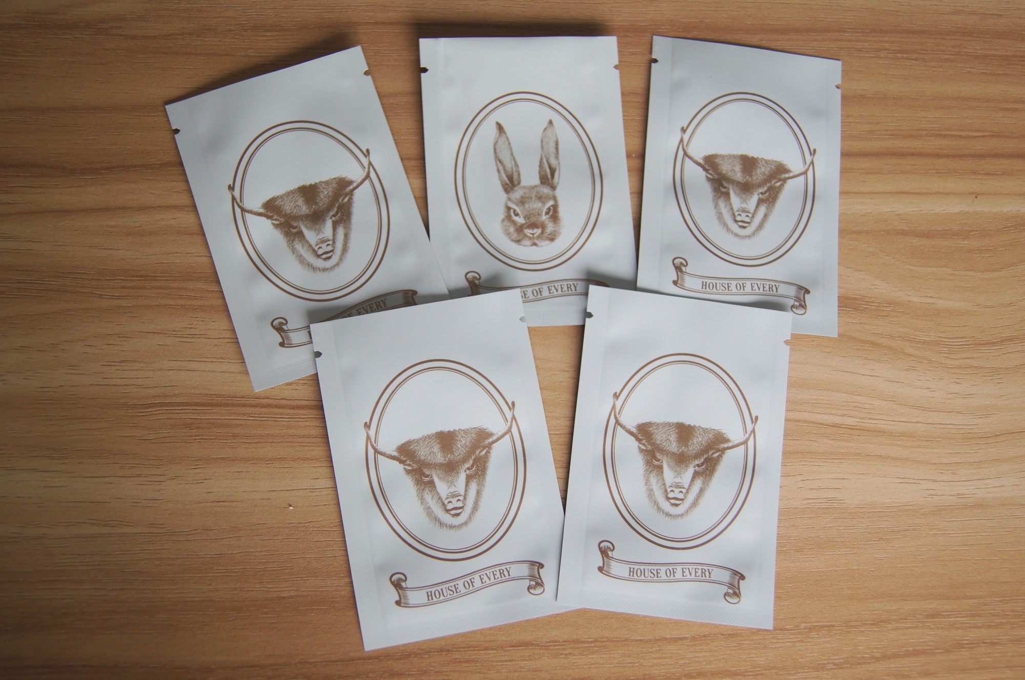 Drie zij verpakkende zakken van het verbindingszaad/van het de verbindingskruid van de steen witte greep het welriekend mengsel van gedroogde bloemen en kruidenzak