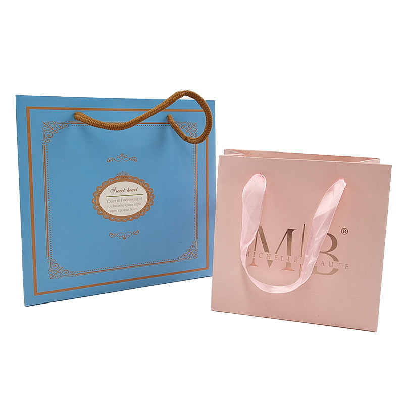 Witte kraftpapier Winkelen Kleding Cosmetische Parfum Gift Bag Luxe Handle Custom Logo Printed Paper Bag voor kleding