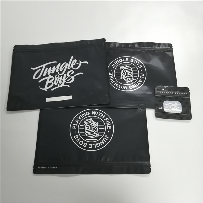 De biologisch afbreekbare Zakken van de Douaneritssluiting staan Verpakkende de Wildernisjongens Mylar van het Tabaksblad op