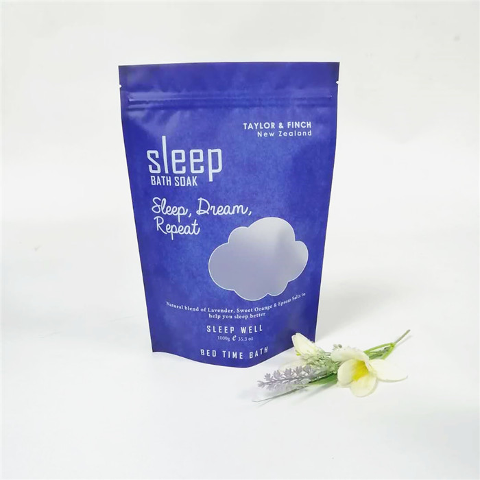 Het lichaam schrobt tribune op aluminiumfoliezak met ritssluiting voor roze essentionzout